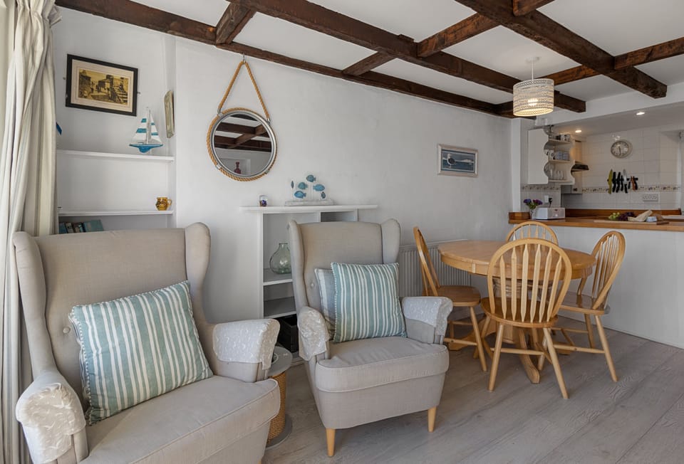 Rock Cottage, Brixham: Kitchen and dining area with harbour views