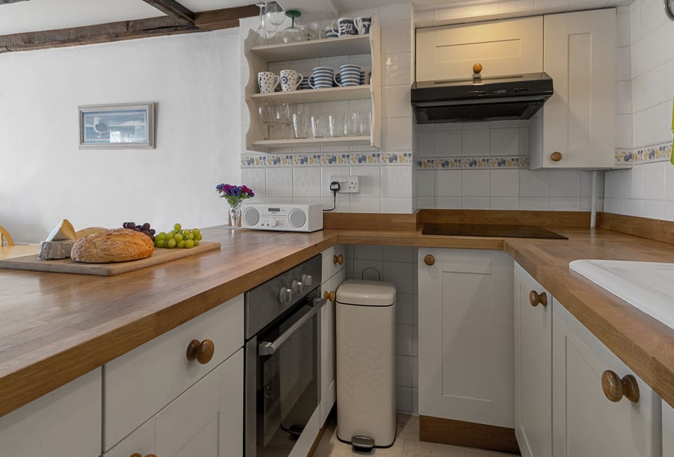 Rock Cottage, Brixham: Well-equipped kitchen