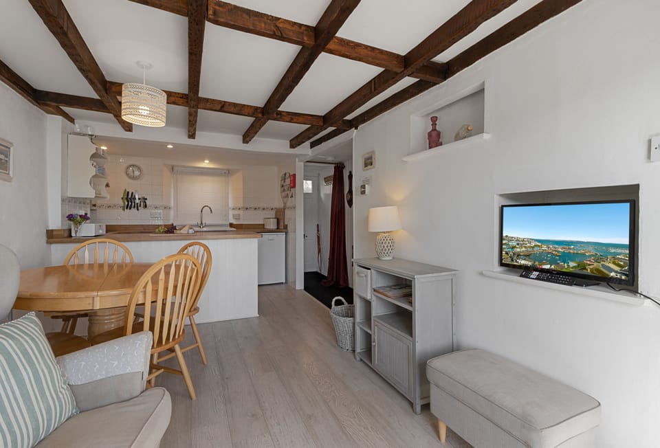 Rock Cottage, Brixham: Comfortable kitchen and dining area with sea views