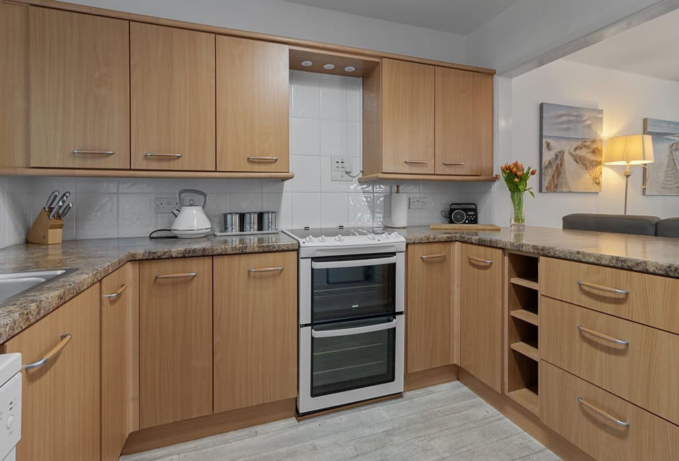 Ocean Side, Brixham: Well-equipped kitchen