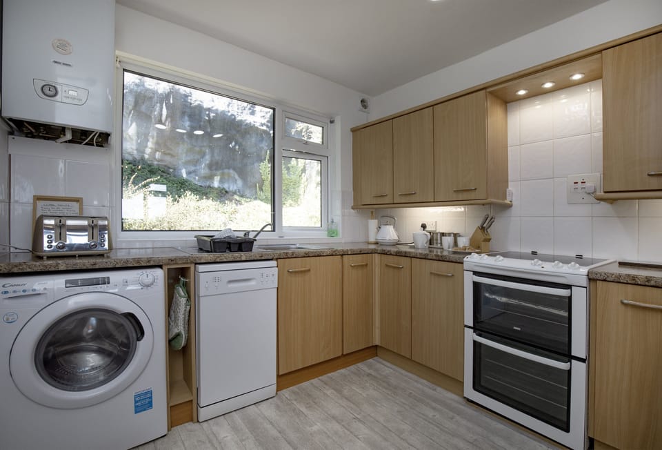 Ocean Side, Brixham: Fully-equipped kitchen  including an oven, hob, microwave, fridge/freezer, dishwasher, and washing machine.