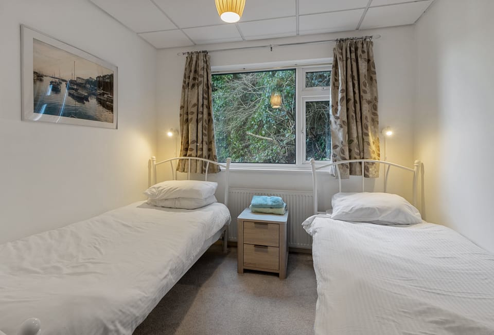 Ocean Side, Brixham: Bedroom two with 3' single beds