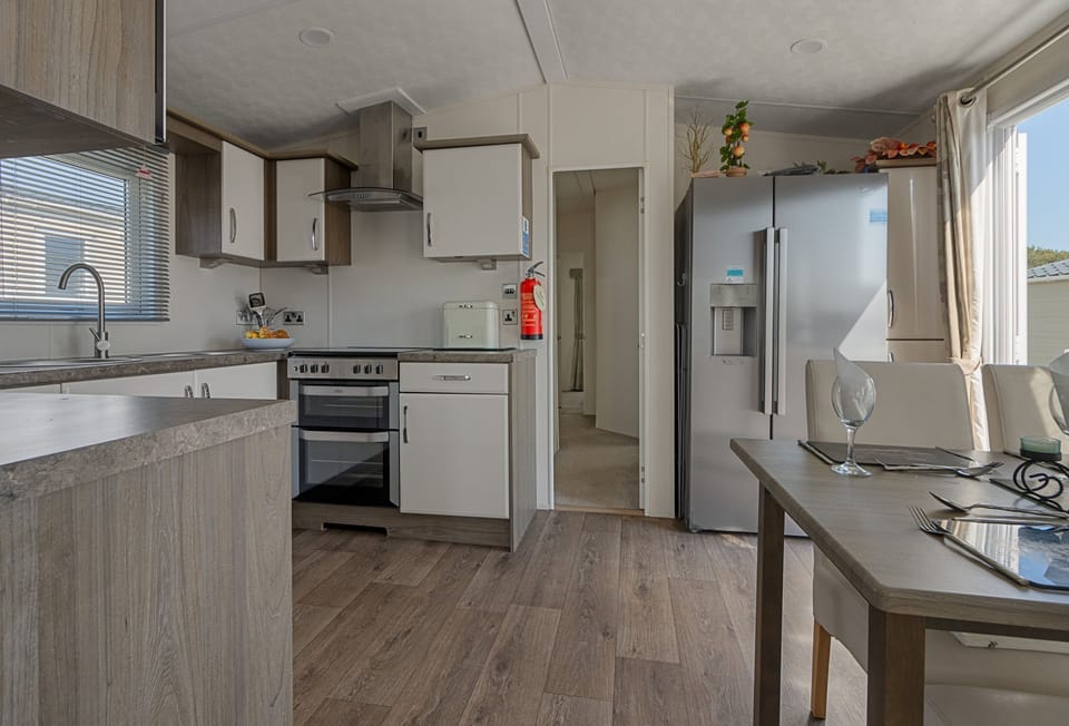 Coastpath Cabin, Landscove: Well-equipped kitchen with everything needed for a convenient stay