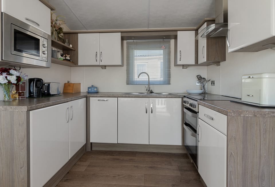 Coastpath Cabin, Landscove: Well-equipped kitchen