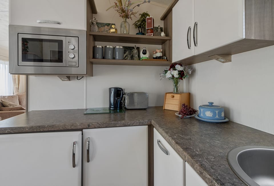 Coastpath Cabin, Landscove: Well-equipped kitchen with everything needed for a convenient stay