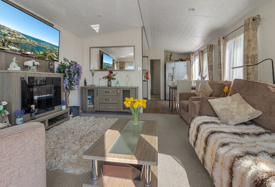 Coastpath Cabin, Landscove: Open-plan living