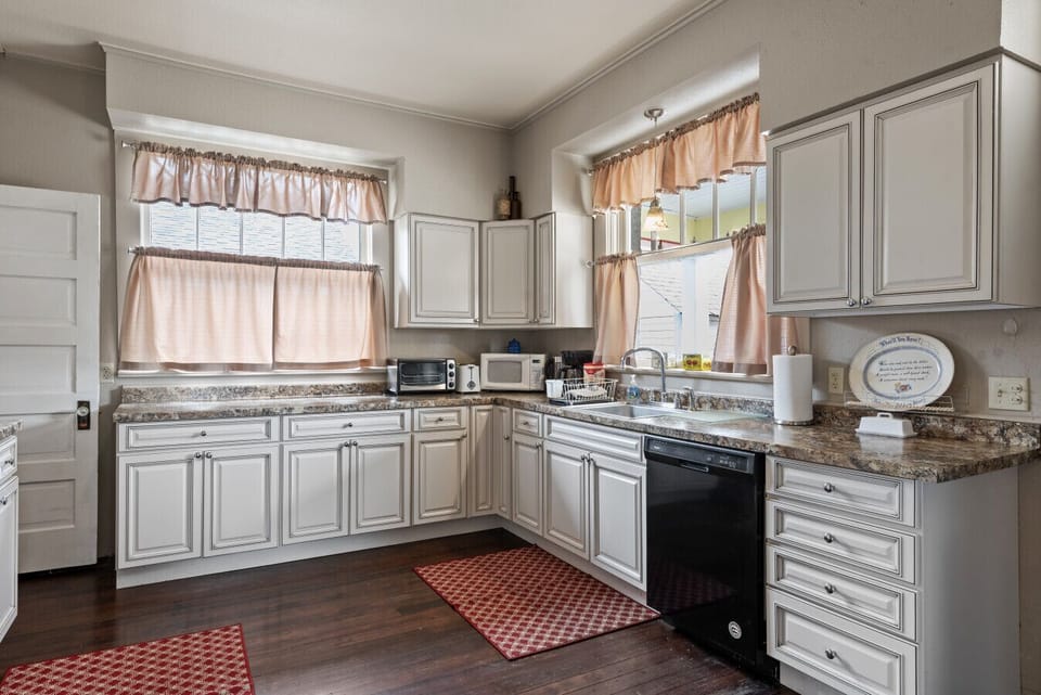 There is ample space for cooking in this delightful kitchen.