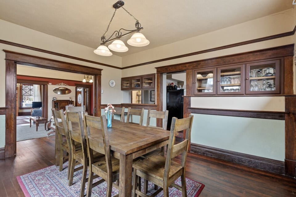 Enjoy a wonderful dinner in this gorgeous dining room!