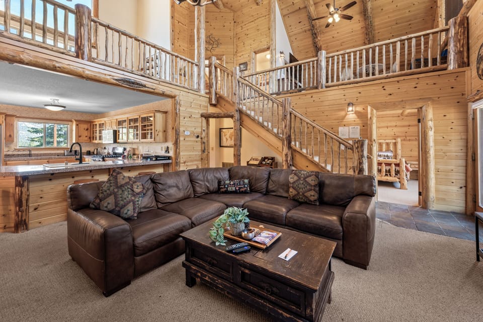 Basic Cabin, Mountain View | Living area
