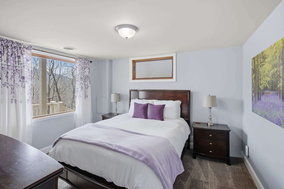 Bedroom 4 with queen bed, and Jack & Jill ensuite 