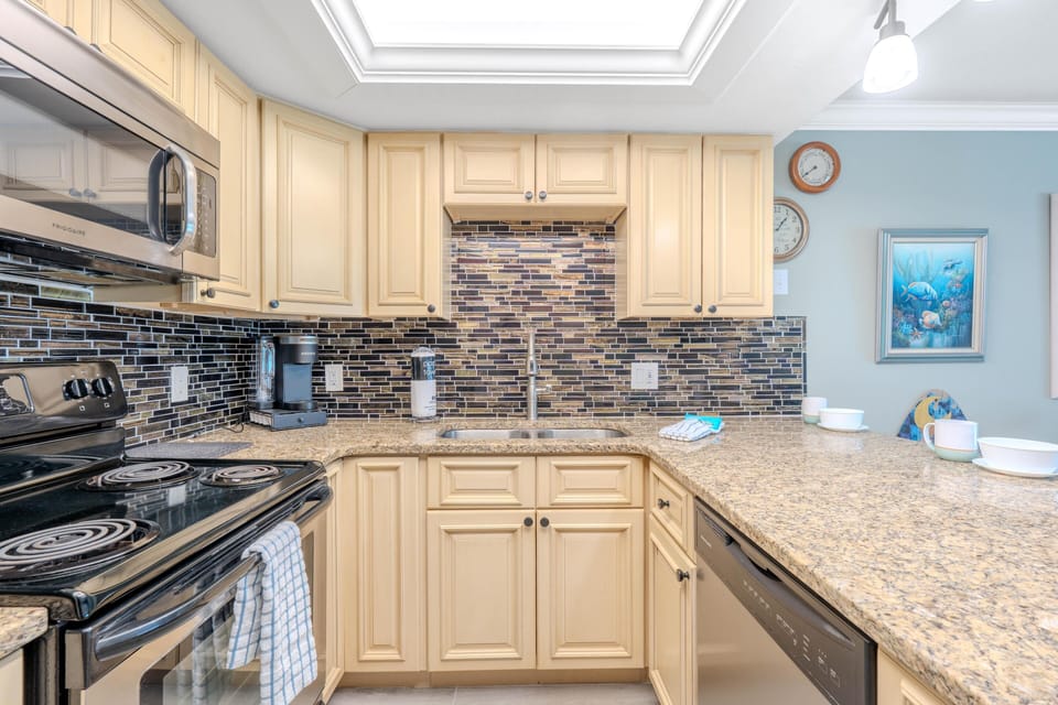 Condo, 1 King Bed with Sofa bed (Gateway Villas 595) | Private kitchen