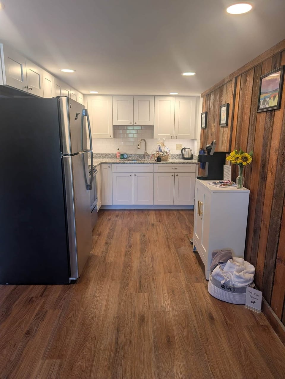 Beautiful new kitchen, extremely well appointed