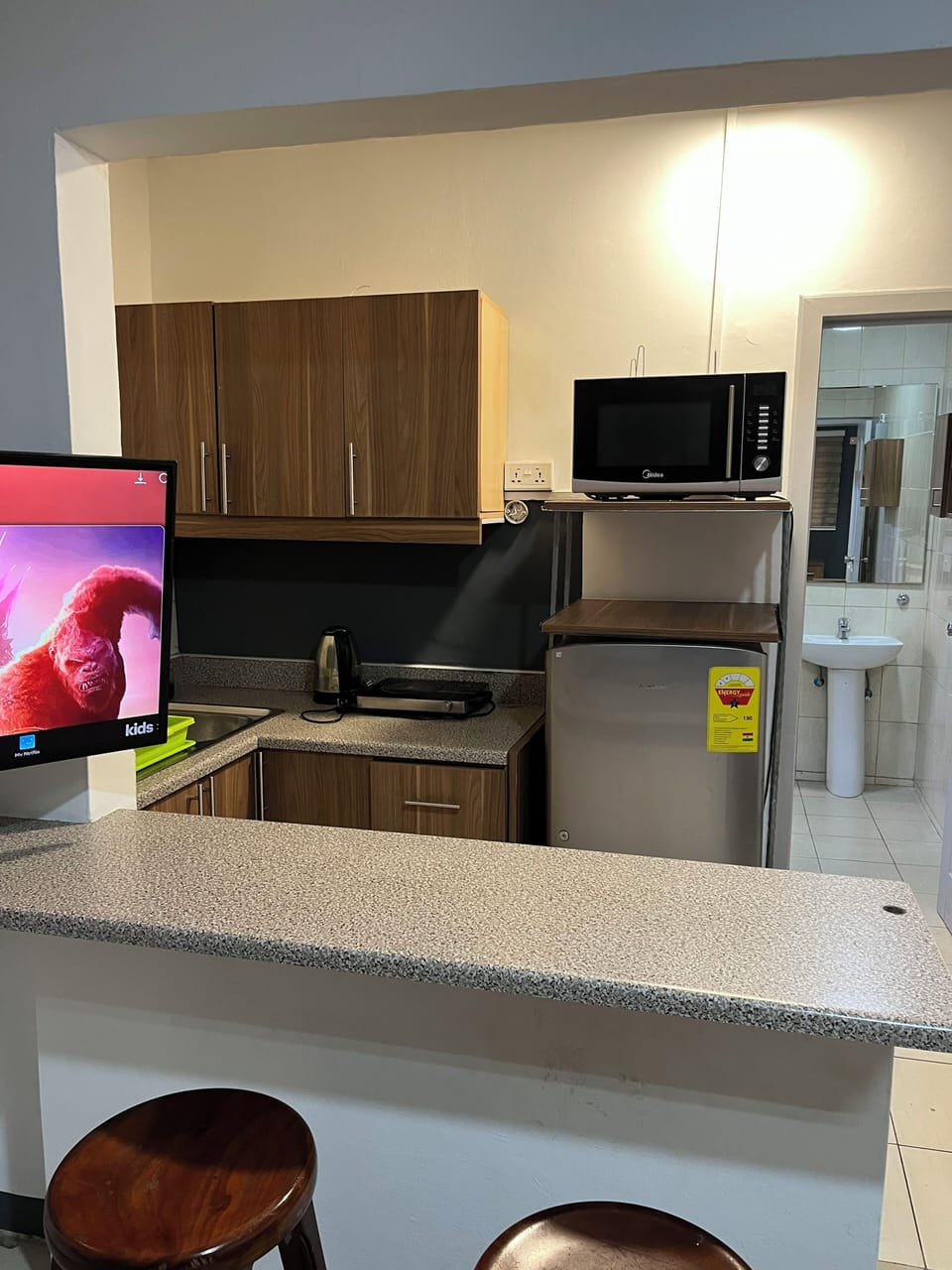 Studio Suite | Private kitchen | Mini-fridge, microwave, stovetop, cookware/dishes/utensils