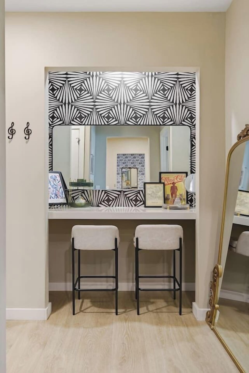 Extra seating area with countertop space and mirrors, perfect for getting some work done, or for getting ready for a night out on the town!