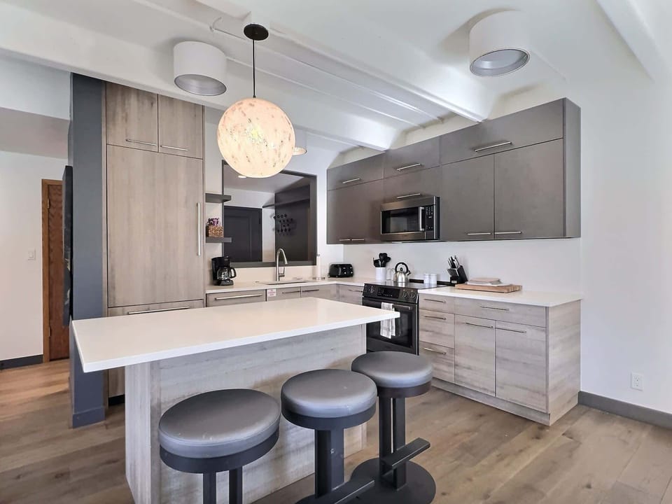 【Kitchen】Quartz counters + full-size range — a real group-breakfast kitchen, not a galley