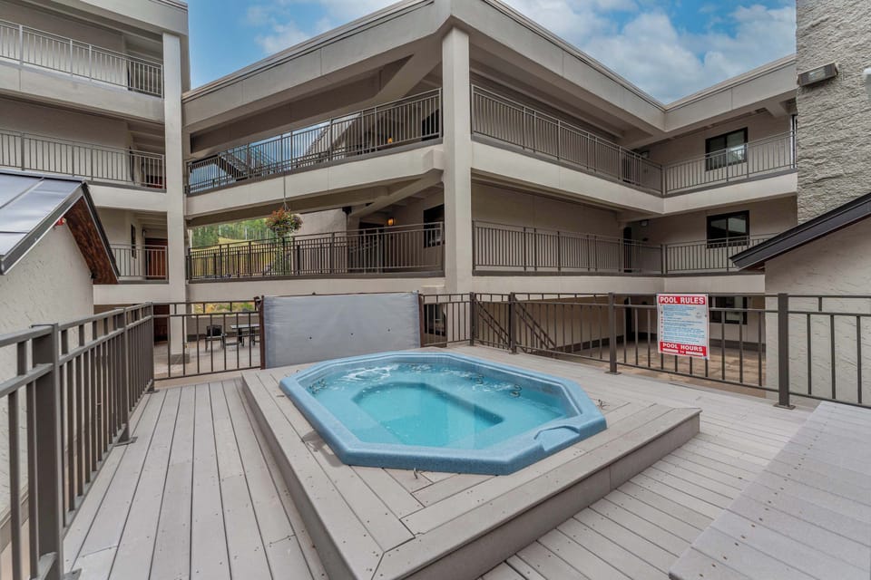 【Outdoor Hot Tub】Third-floor deck hot tub — one of two shared Plaza tubs, open 365 days