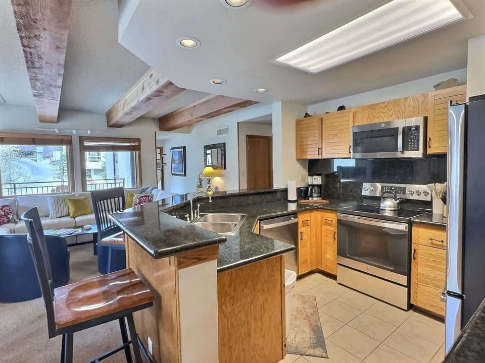 【Kitchen】Full-size fridge, range, dishwasher — cook for 8 before the lifts open