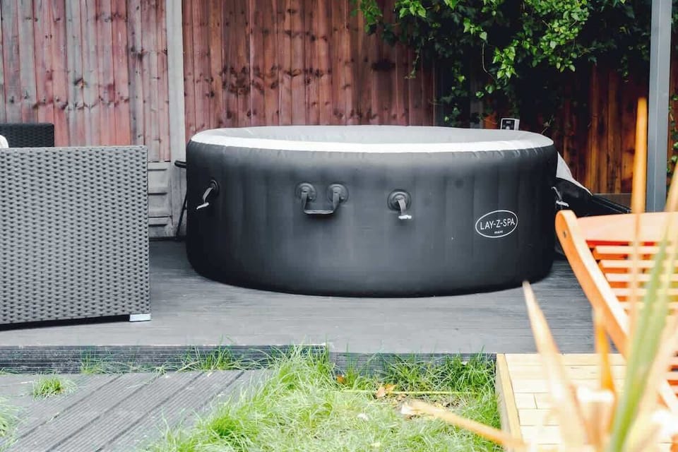 Garden hot tub (part of paid Extra facilities) 