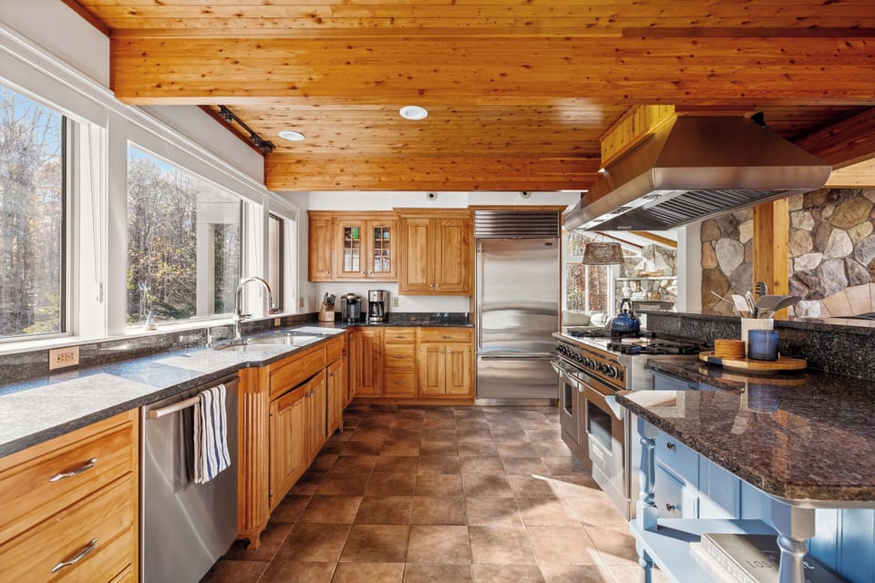 Open concept kitchen gormet kitchen; A chef's dream.