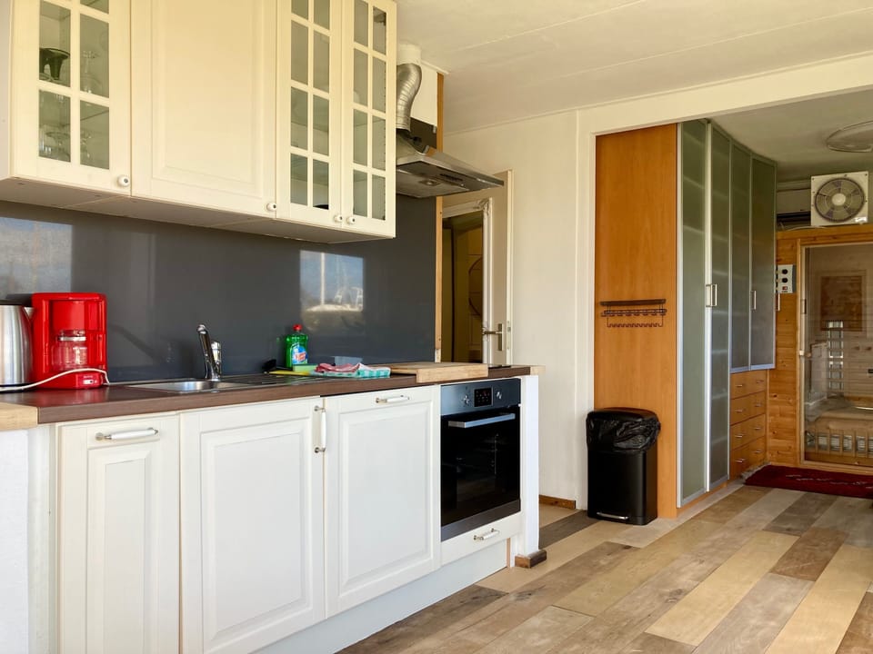 Bungalow, 3 Bedrooms, Balcony, Garden View | Interior