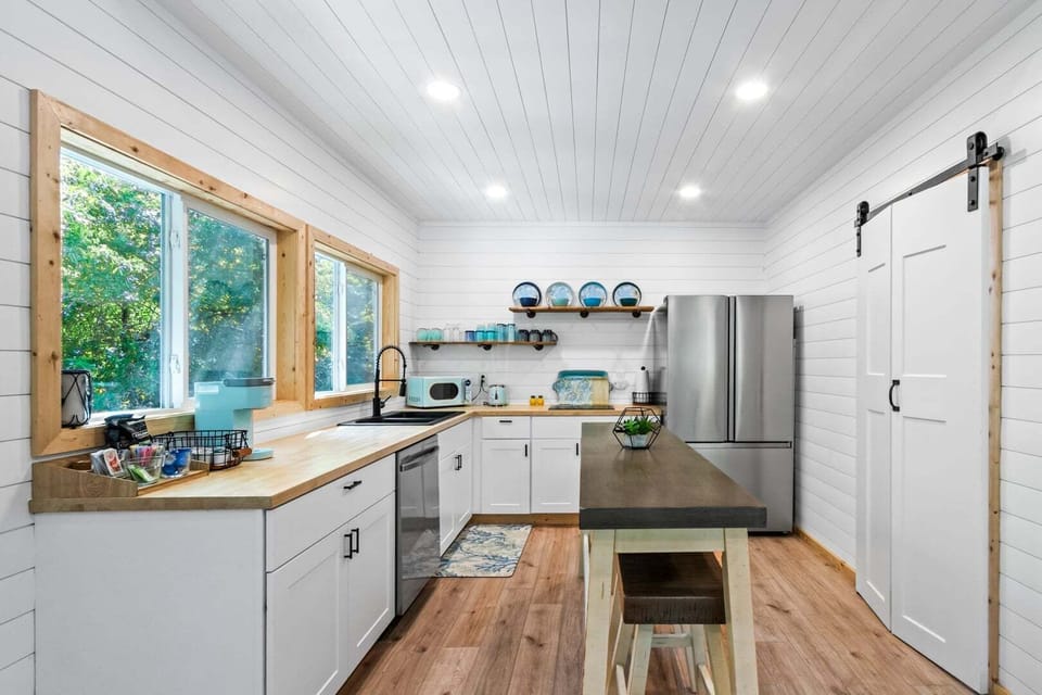 Mini kitchen (no oven included)