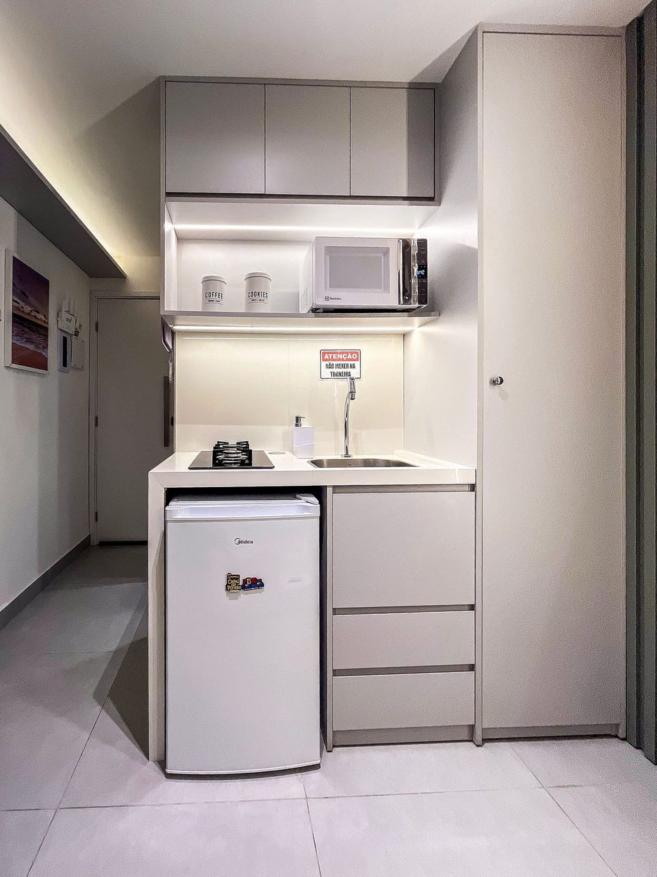 Apartment | Private kitchen | Microwave, stovetop, blender, cookware/dishes/utensils