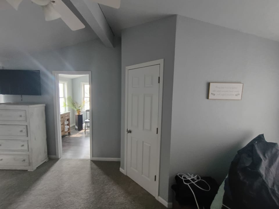 Upstairs Master suite ... spaciuos w balcony + SPA like bathroom tub & shower 
