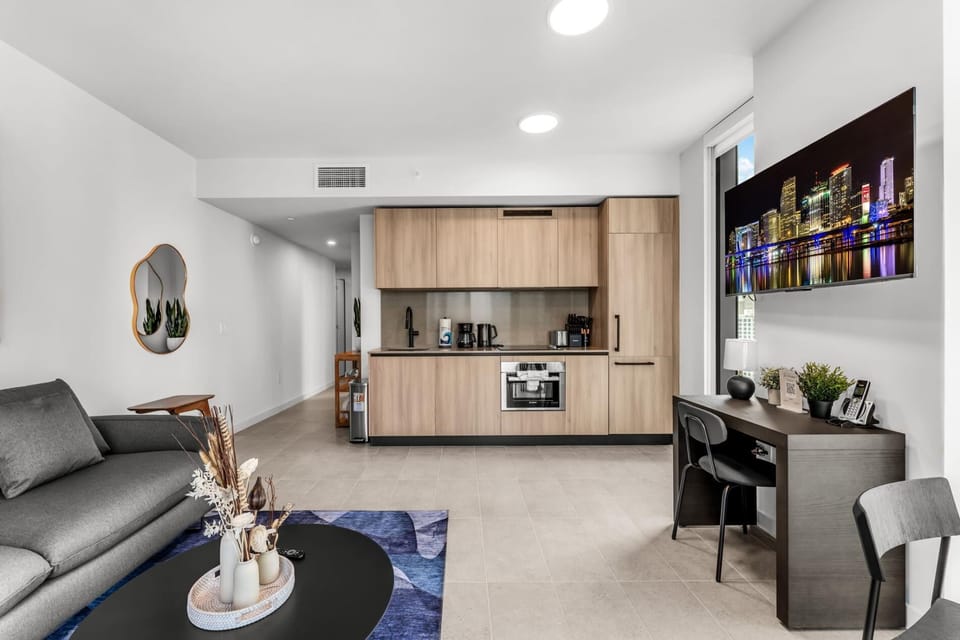 Luxury High-Rise 1BR in Downtown Miami (9252)