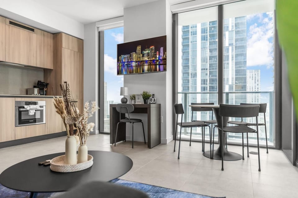 Luxury High-Rise 1BR in Downtown Miami (9248)