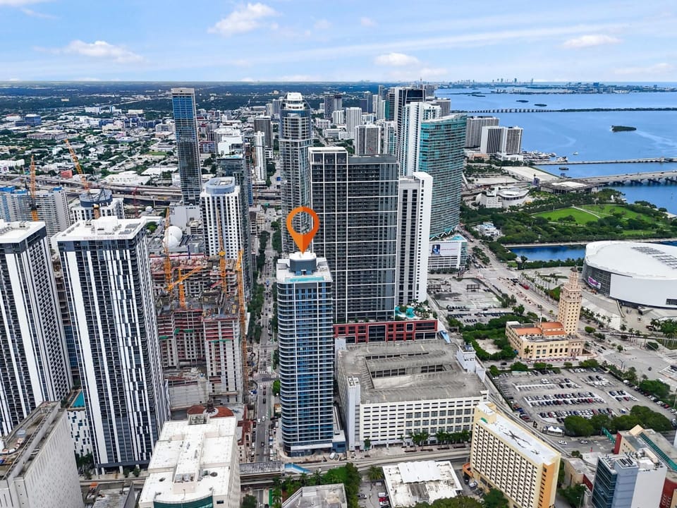 Luxury High-Rise 1BR in Downtown Miami (9272)