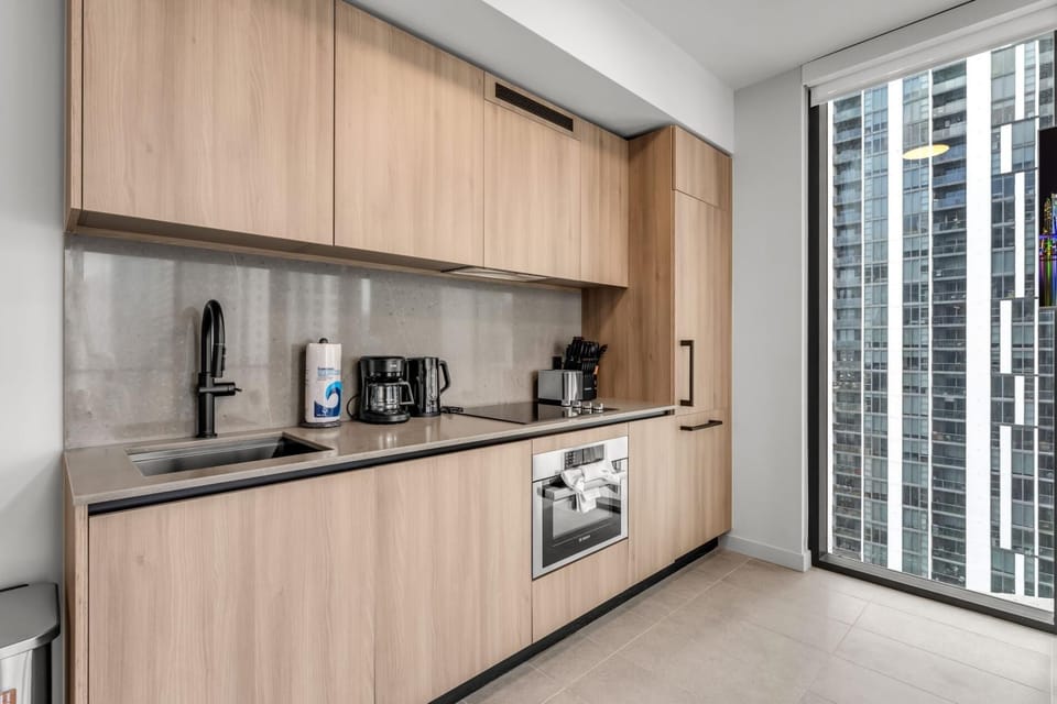 Luxury High-Rise 1BR in Downtown Miami (9249)