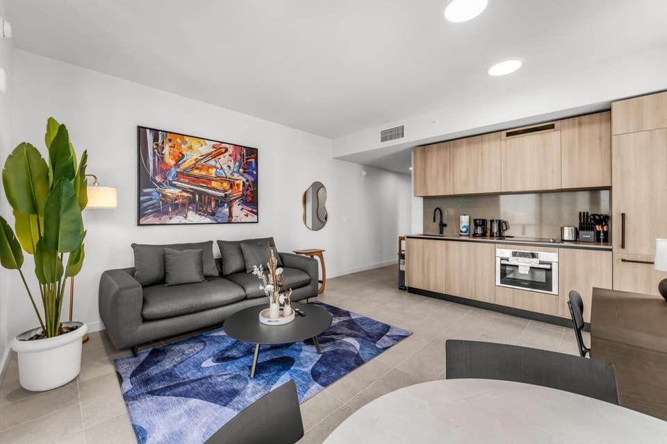 Luxury High-Rise 1BR in Downtown Miami (9251)
