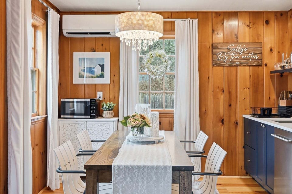 Comfortable, intimate dining