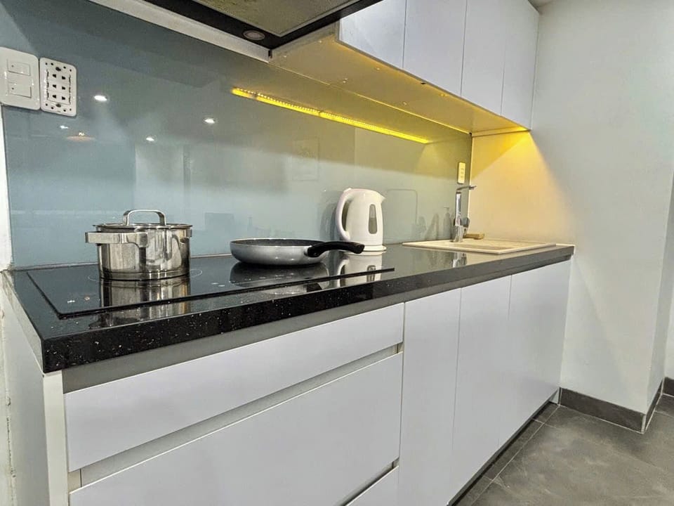 Studio, Non Smoking, Kitchen | Private kitchen | Full-size fridge, microwave