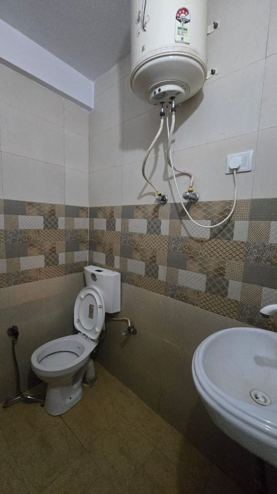 Deluxe Double Room | Bathroom | Shower, free toiletries, towels