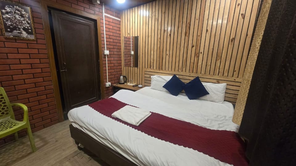 Deluxe Double Room | Desk, free WiFi