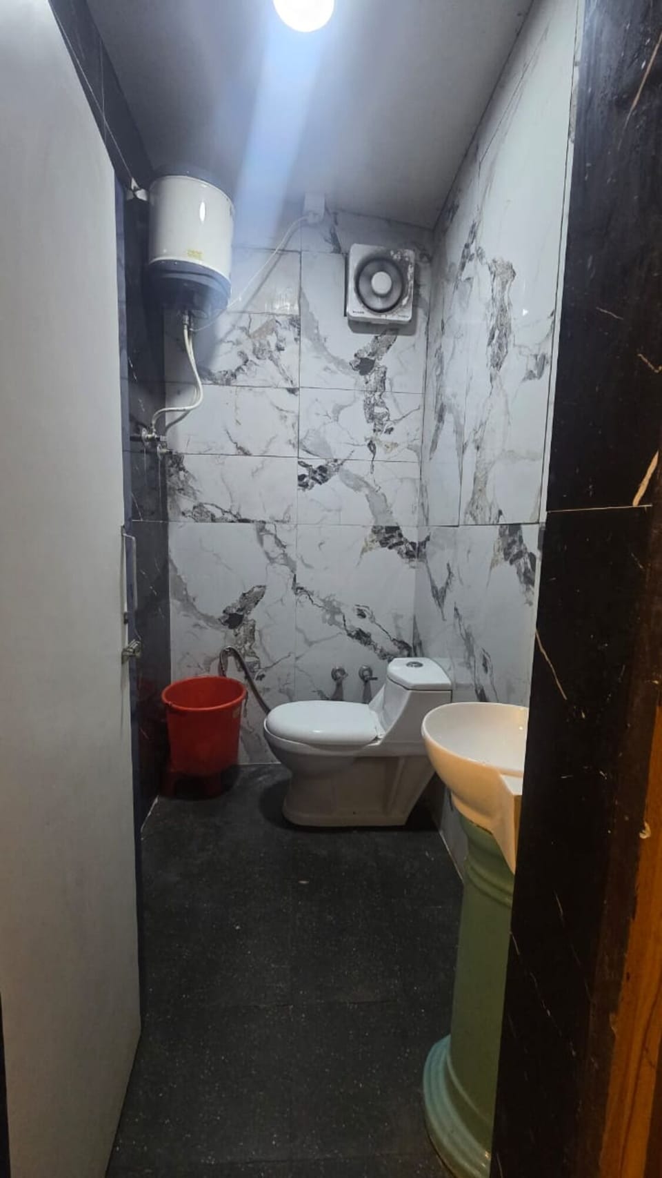 Deluxe Triple Room | Bathroom | Shower, free toiletries, towels