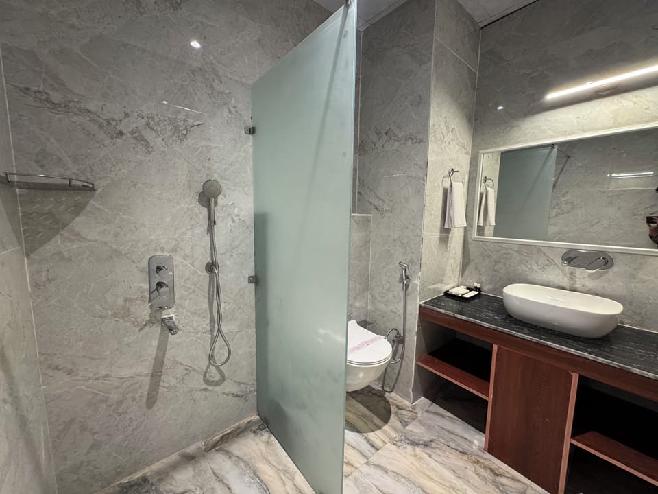 Executive Double Room, Pool View | Bathroom | Separate tub and shower, free toiletries, hair dryer, slippers
