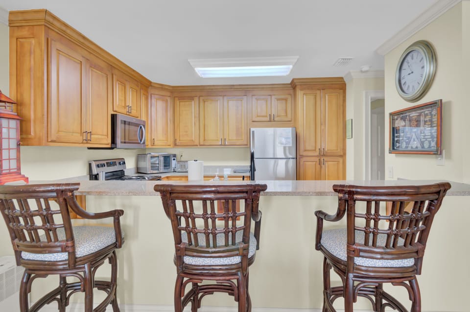 Fully equipped kitchen with breakfast bar seating.