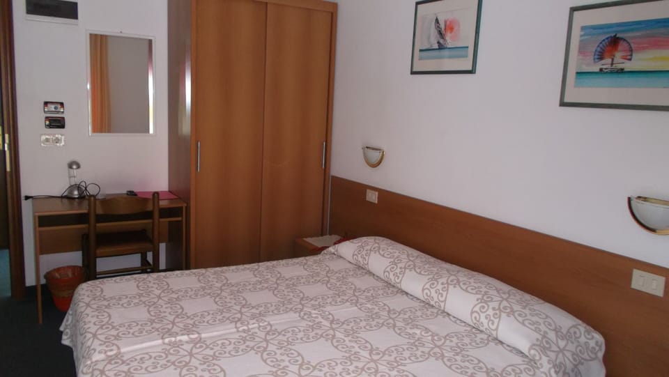 Basic Double or Twin Room | In-room safe, desk, free WiFi