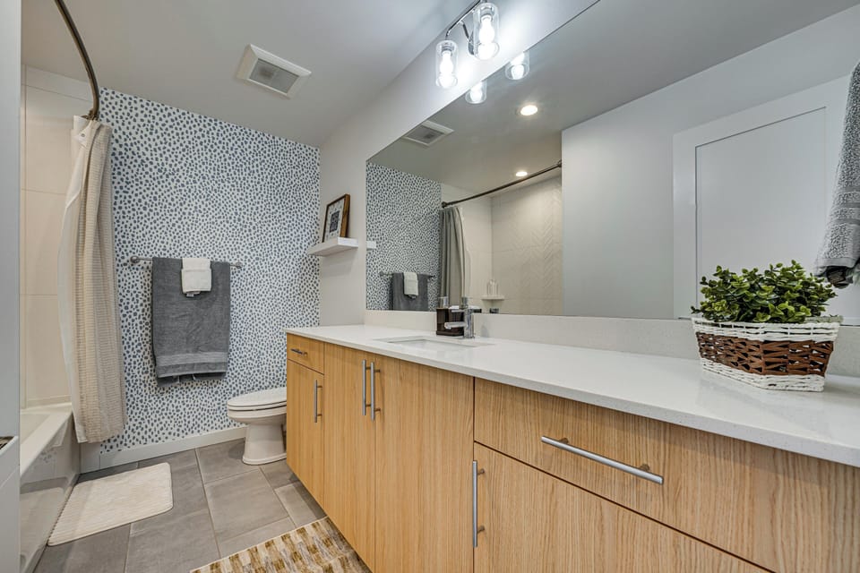 Full Bathroom | Towels & Linens Provided | 2nd Floor