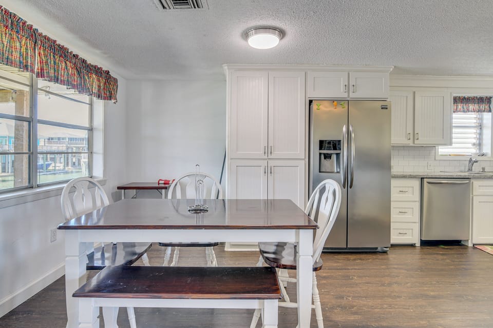 Dining Area | Dishware/Flatware Provided | 2nd Floor