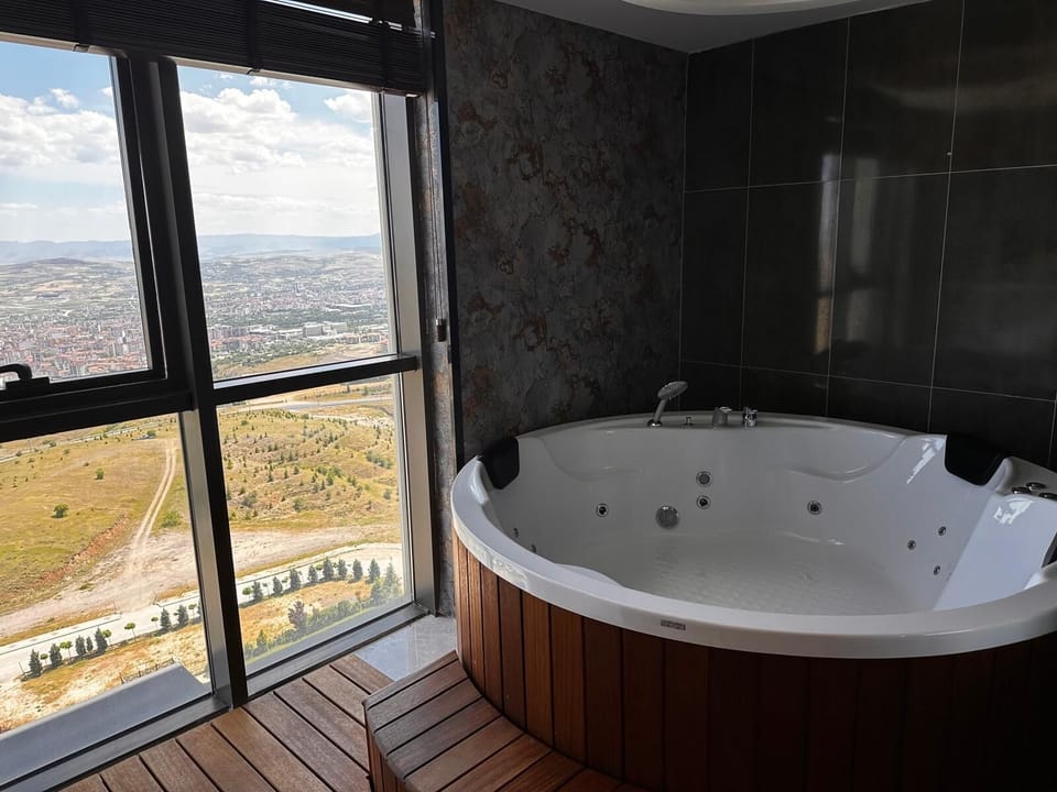 Deluxe Suite, City View | Bathroom | Shower, free toiletries, hair dryer, bidet