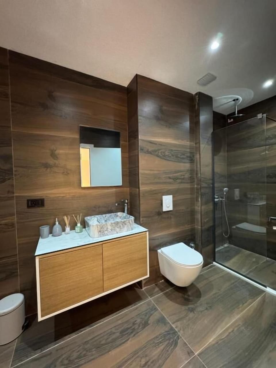 Classic Suite | Bathroom | Shower, hair dryer, towels, soap