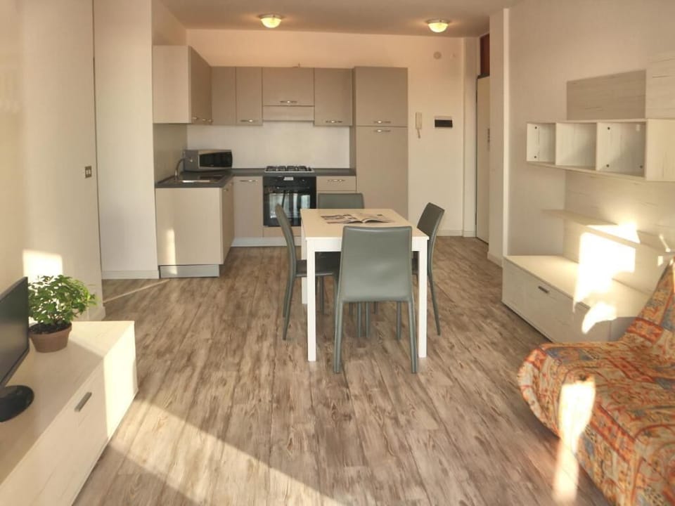 Apartment, 2 Bedrooms, Balcony, City View | Dining room