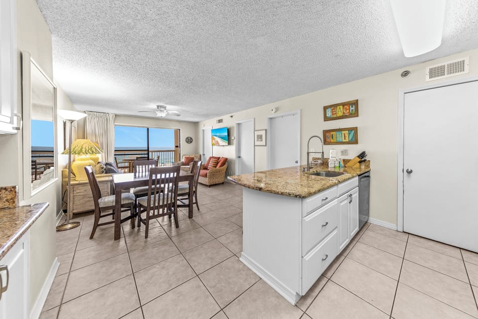 Superior Condo, 3 Bedrooms, Beach View, Beachfront | Living room | 50-inch Smart TV with cable channels