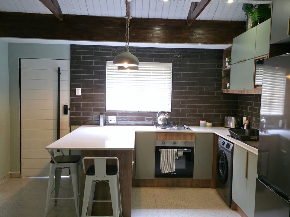 Business Studio, 1 Queen Bed, Patio, Garden View | Private kitchen | Fridge, microwave, oven, stovetop