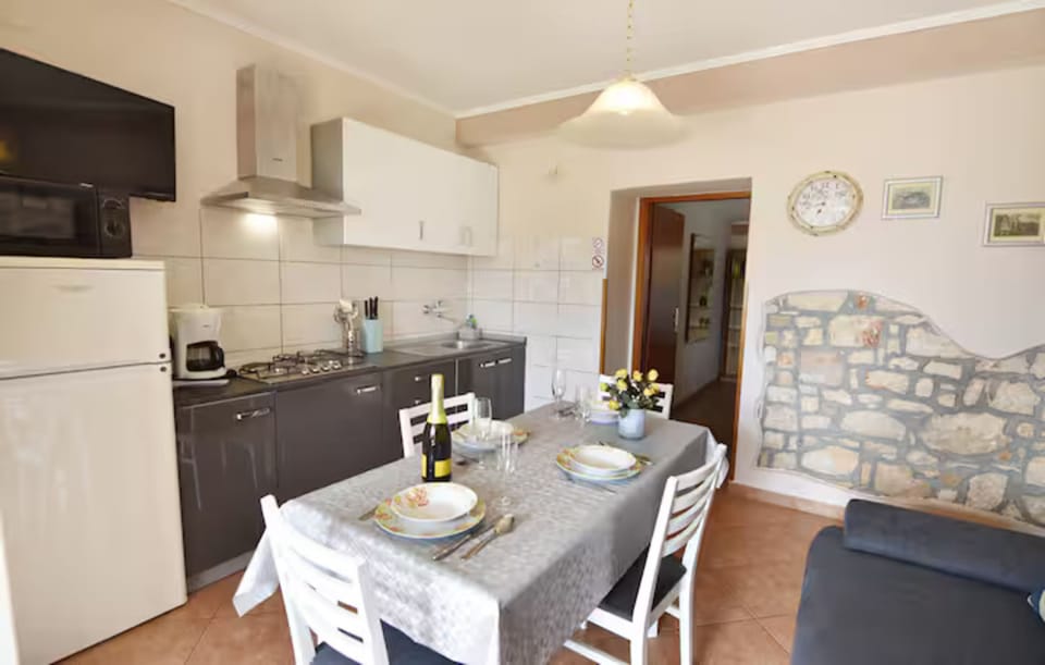 Apartment, 2 Bedrooms, Patio, Garden View | Dining room