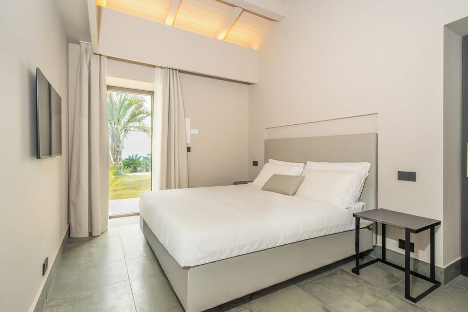 Luxury Room, 1 King Bed, Sea View | Premium bedding, down comforters, minibar, in-room safe