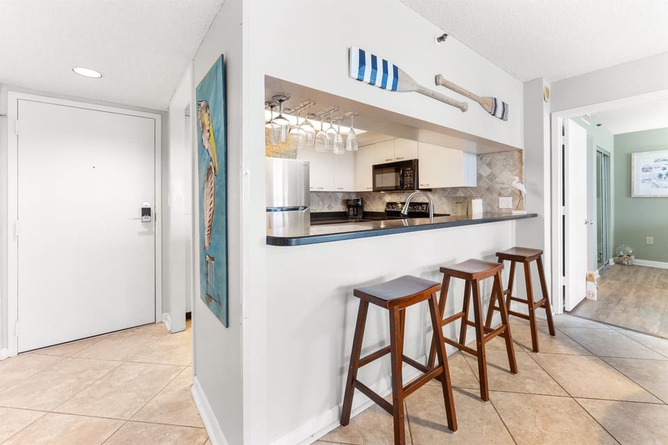 Breakfast Bar with seating for 3